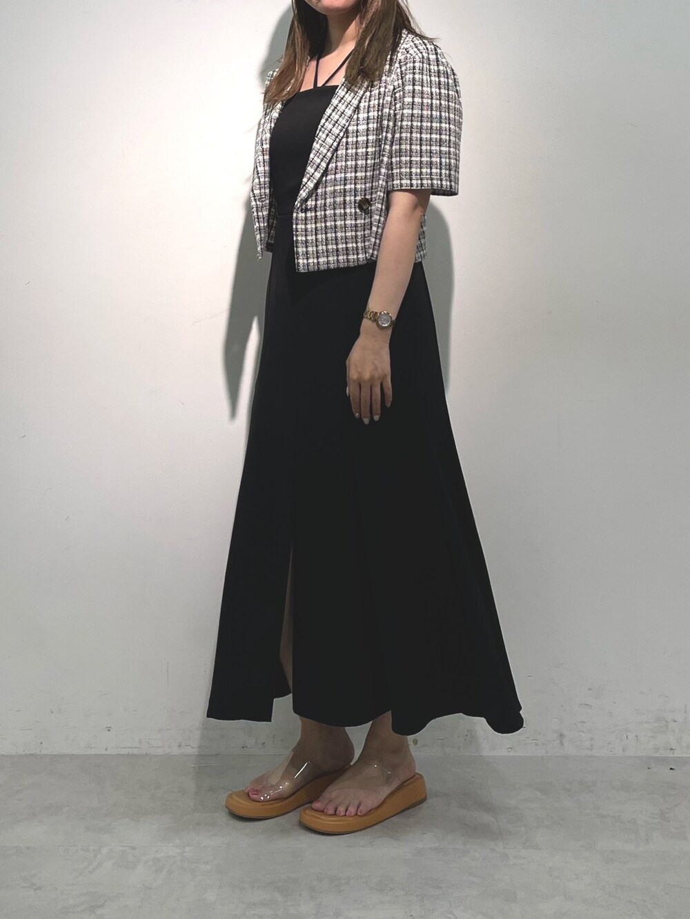 ブラック系のワンピース、ブラック系のテーラードジャケットを着用したレディースの夏コーディネートの2枚目の写真