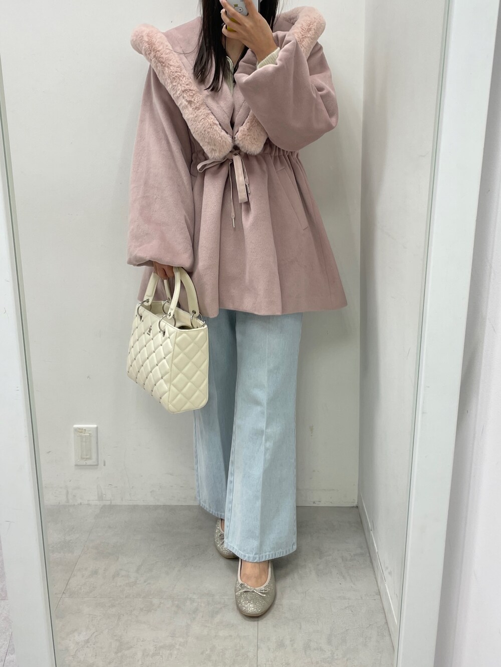 「おでかけコーデ、パンツスタイル、冬服、休日コーデ、おしゃれさんと繋がりたい、大人カジュアル、冬のコーデ、大人可愛い、one after another NICE CLAUP、ショルダーバッグ」|「one after another NICE CLAUPのキルティングビジューミニバッグ(ハンドバッグ、ホワイト系)」を使った、marikoさん(レディース・162cm)の冬コーディネートの2枚目の写真