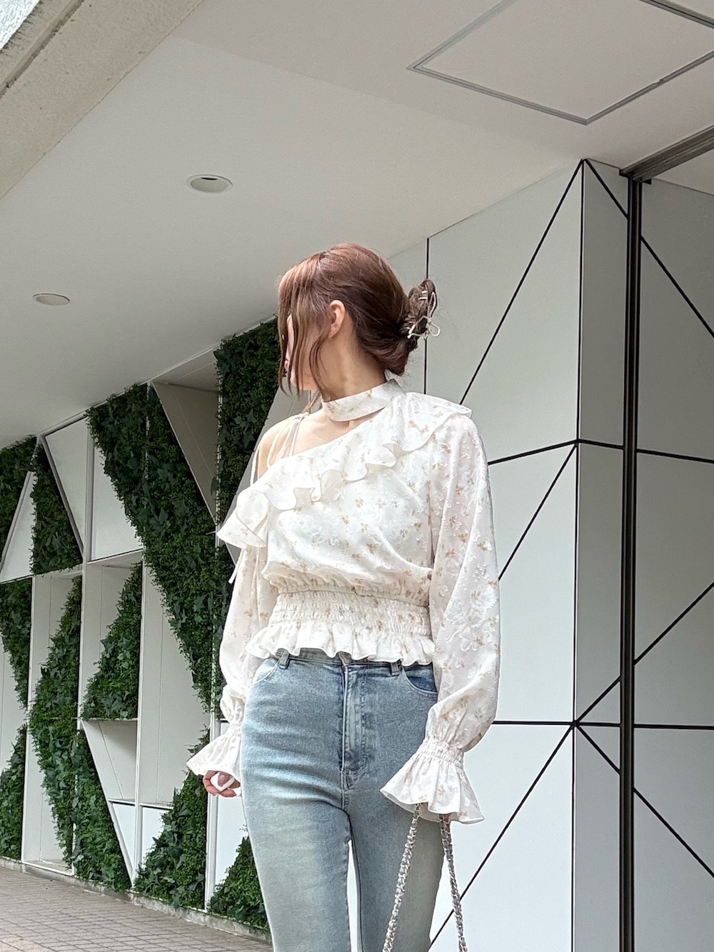 イエロー系のシャツ/ブラウス、ブルー系のサンダル、ブルー系のショルダーバッグを着用したレディースの冬コーディネートの3枚目の写真