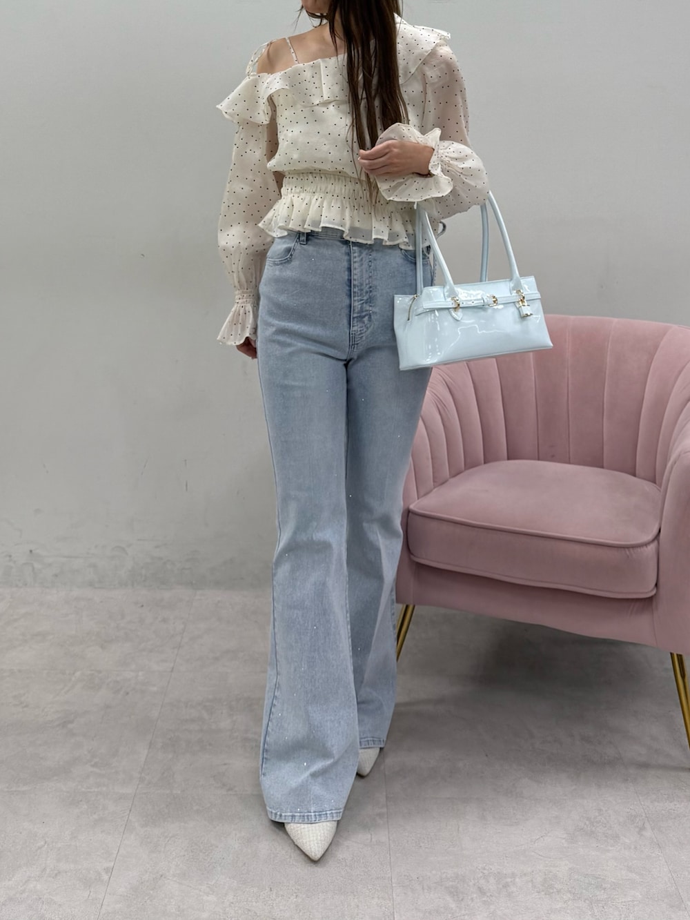 その他のシャツ/ブラウス、ブルー系のデニムパンツ、ブルー系のハンドバッグを着用したレディースの春コーディネートの3枚目の写真