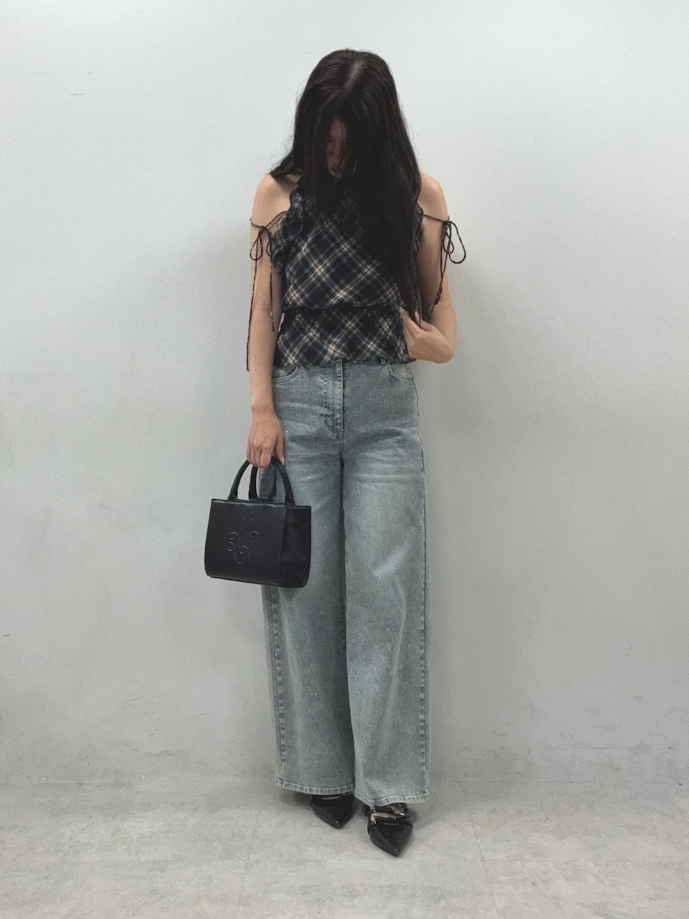 ブルー系のシャツ/ブラウス、ブルー系のデニムパンツ、ブラック系のパンプスを着用したレディースの秋コーディネートの2枚目の写真