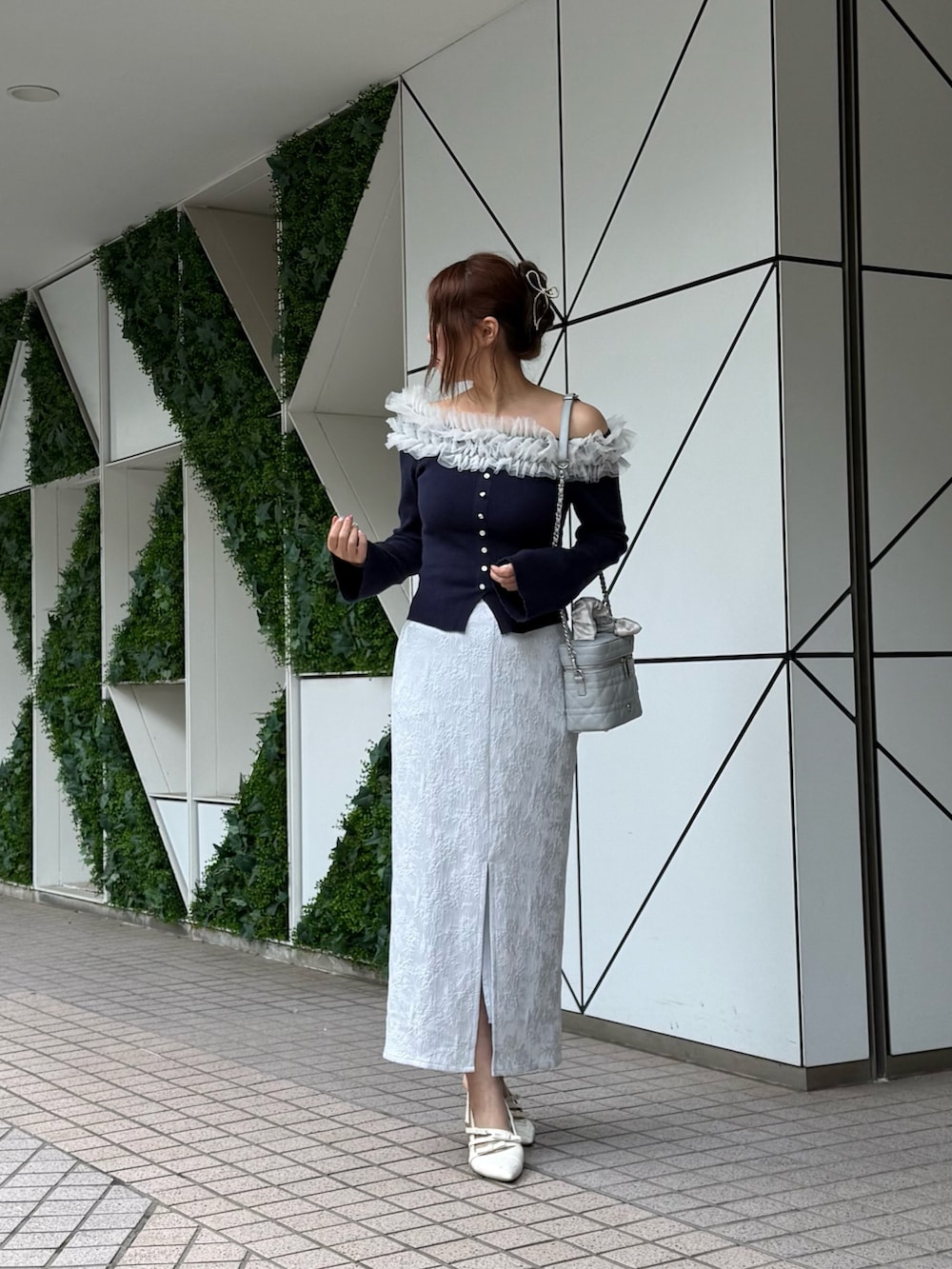 ブルー系のニット/セーター、ブルー系のショルダーバッグ、ブルー系のスカートを着用したレディースの冬コーディネートの4枚目の写真