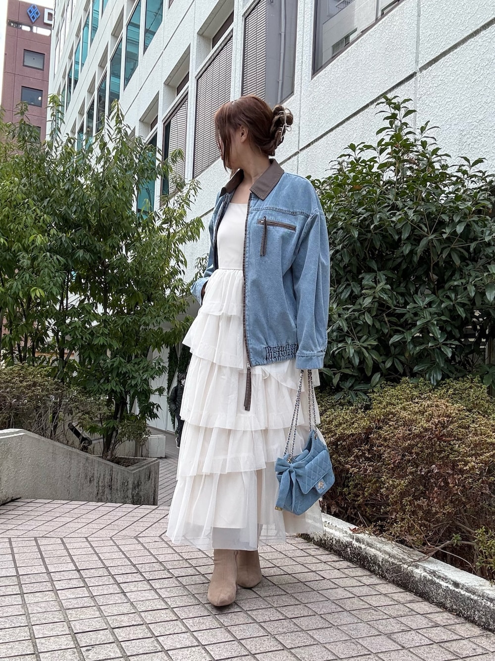 ブルー系のブルゾン、ホワイト系のワンピース、ブルー系のショルダーバッグを着用したレディースの冬コーディネートの3枚目の写真