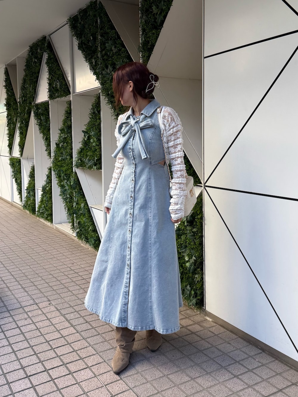 ブルー系のワンピースを着用したレディースの冬コーディネートの2枚目の写真