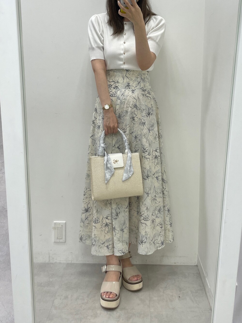 ホワイト系のカーディガン/ボレロ、その他のスカート、ホワイト系のショルダーバッグを着用したレディースの夏コーディネートの2枚目の写真