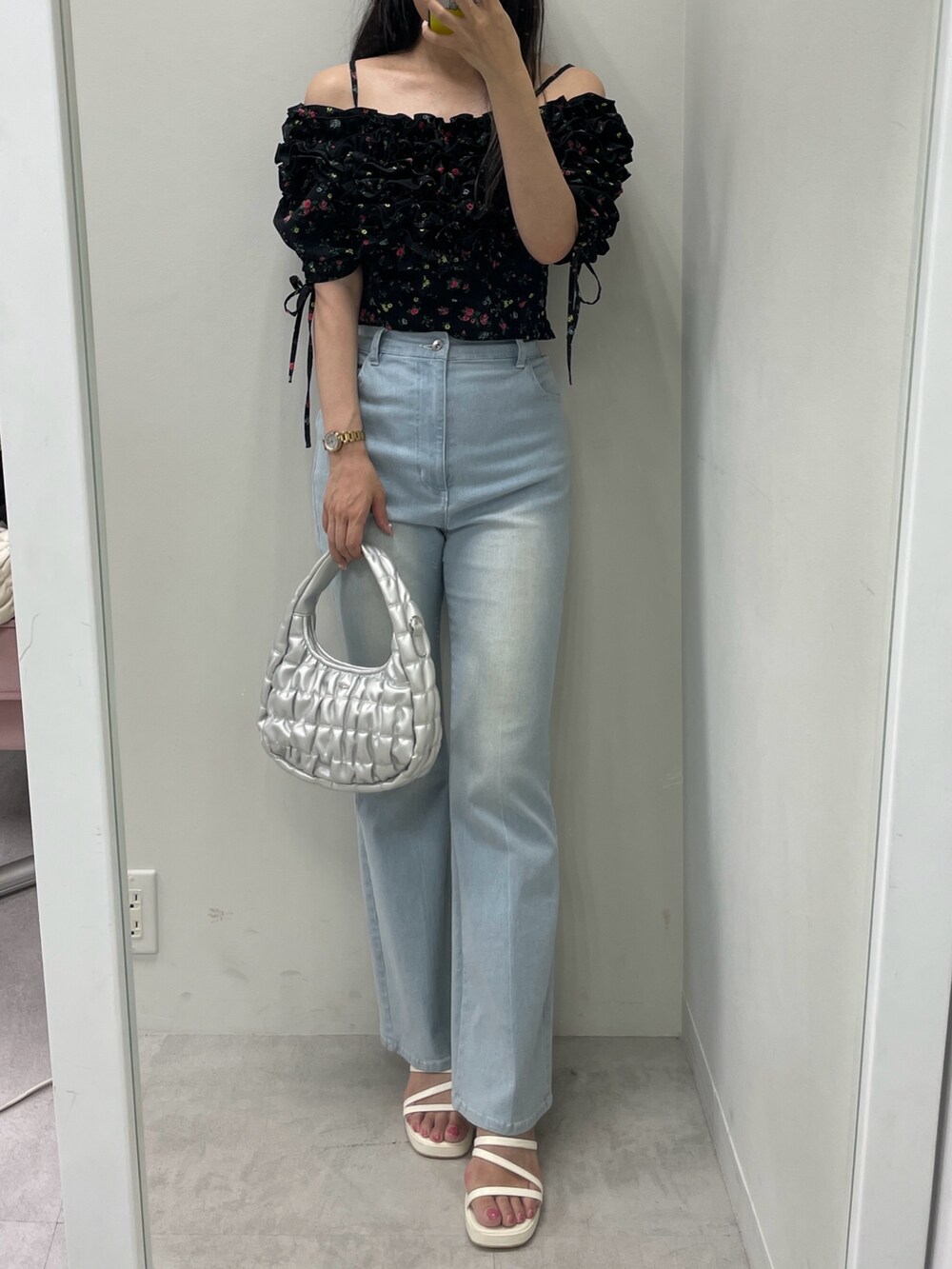 ブラック系のシャツ/ブラウス、ブルー系のデニムパンツ、シルバー系のショルダーバッグを着用したレディースの夏コーディネートの2枚目の写真