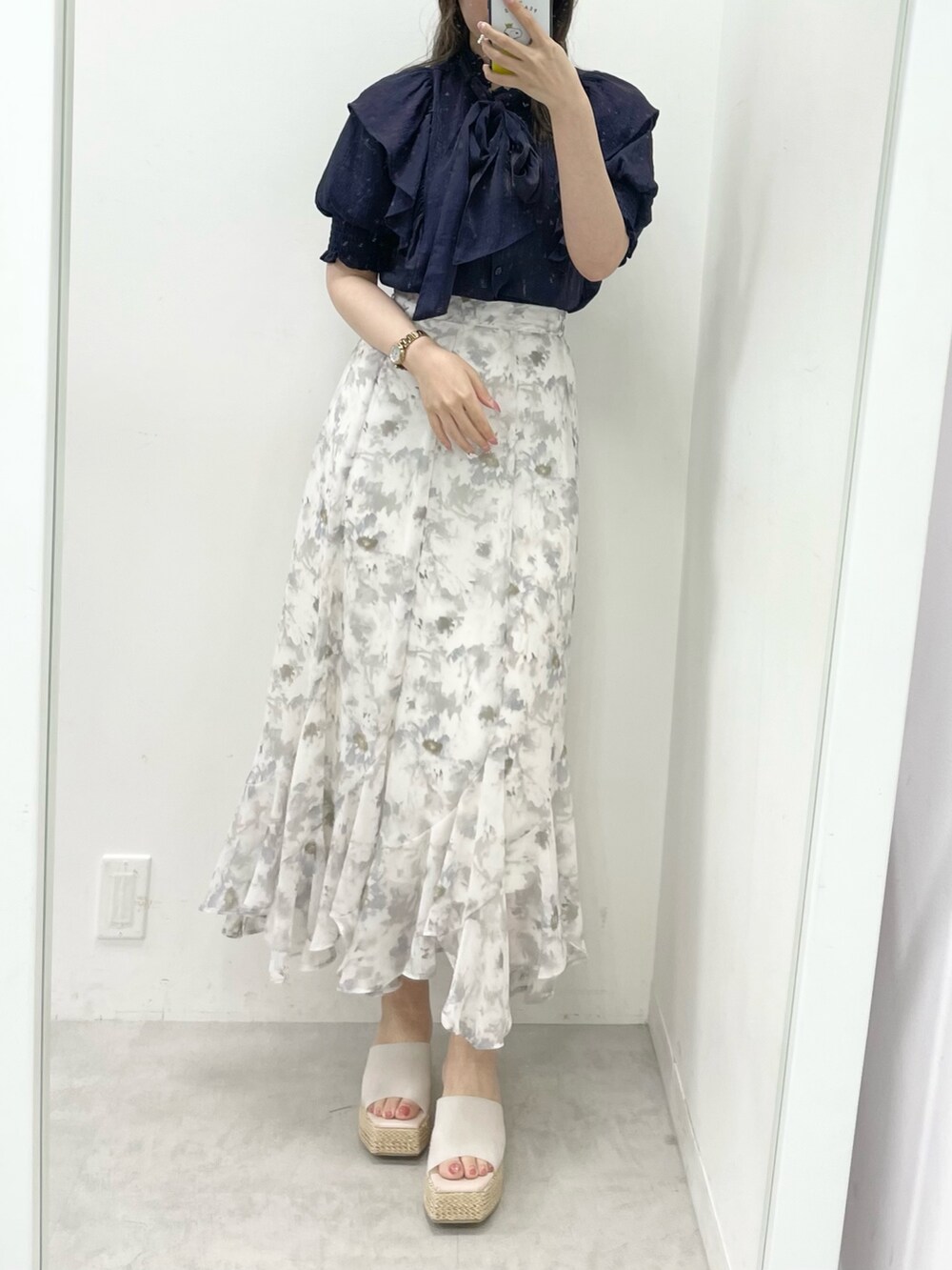 グレー系のスカート、ブルー系のシャツ/ブラウスを着用したレディースの春コーディネートの2枚目の写真