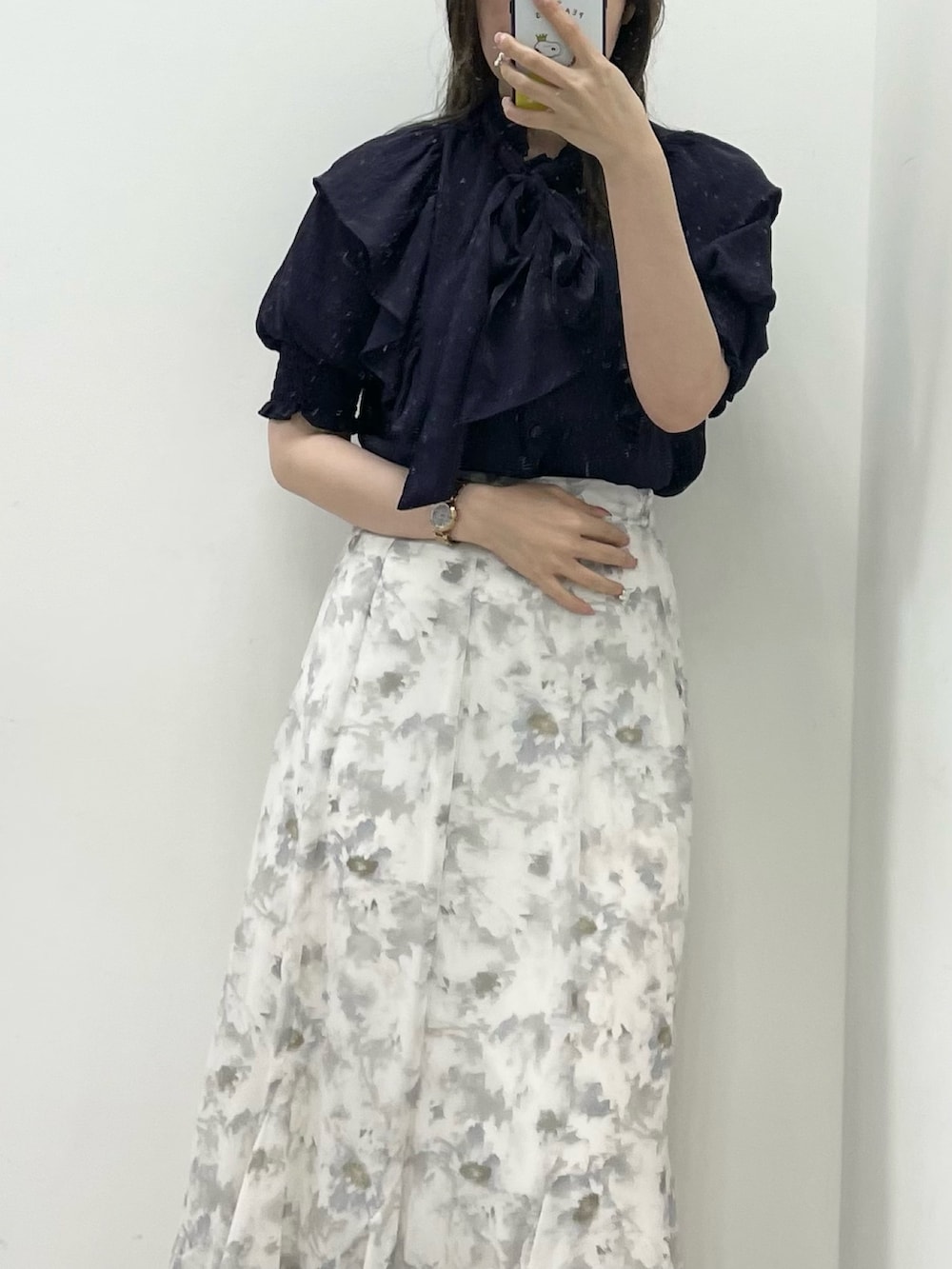 グレー系のスカート、ブルー系のシャツ/ブラウスを着用したレディースの春コーディネートの3枚目の写真