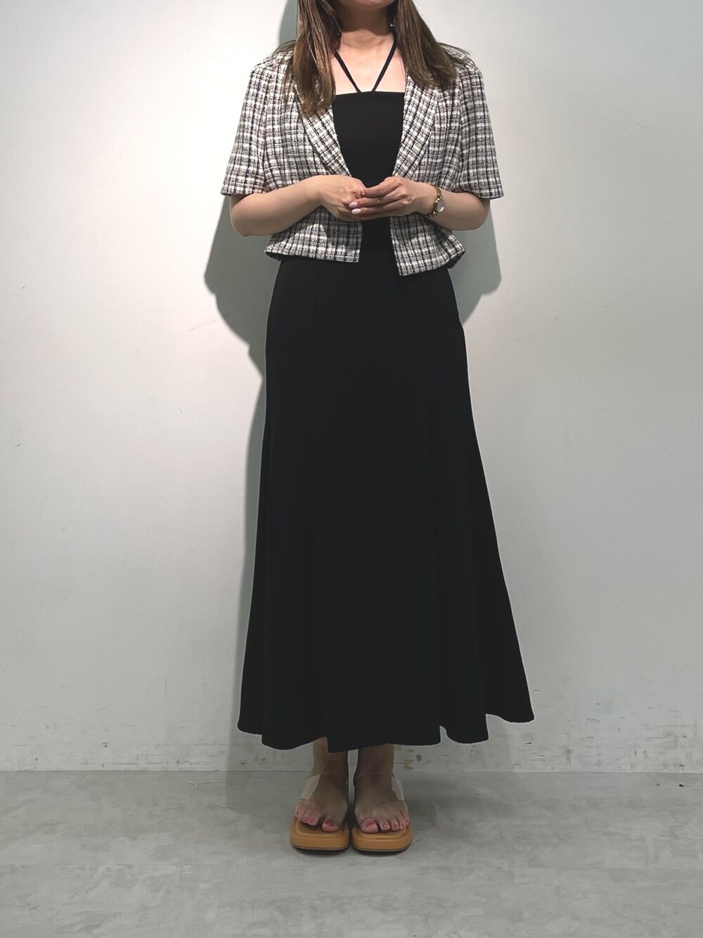 ブラック系のワンピース、ブラック系のテーラードジャケットを着用したレディースの夏コーディネートの3枚目の写真