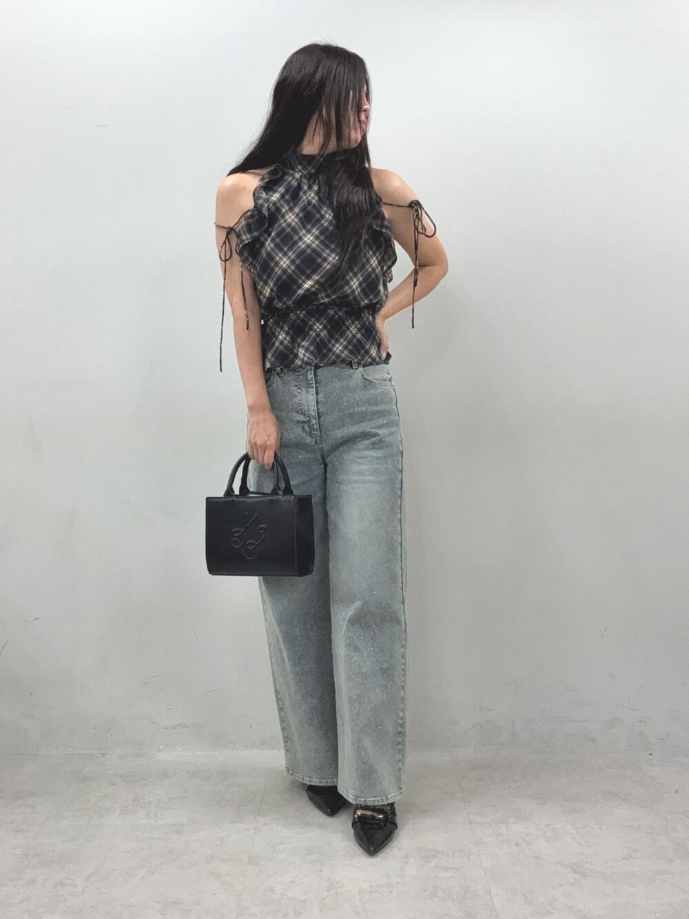 ブルー系のシャツ/ブラウス、ブルー系のデニムパンツ、ブラック系のパンプスを着用したレディースの秋コーディネートの3枚目の写真