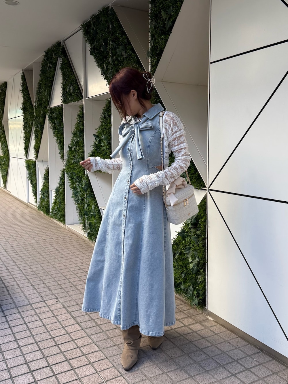 ブルー系のワンピースを着用したレディースの冬コーディネートの3枚目の写真