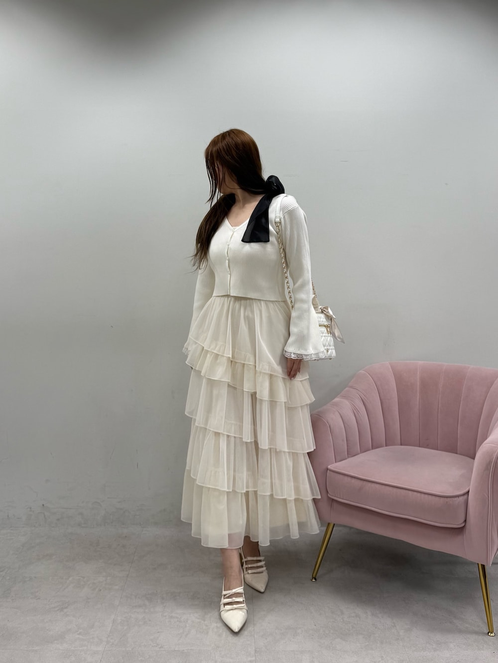 ホワイト系のカーディガン/ボレロ、ホワイト系のワンピース、ホワイト系のショルダーバッグを着用したレディースの春コーディネートの3枚目の写真