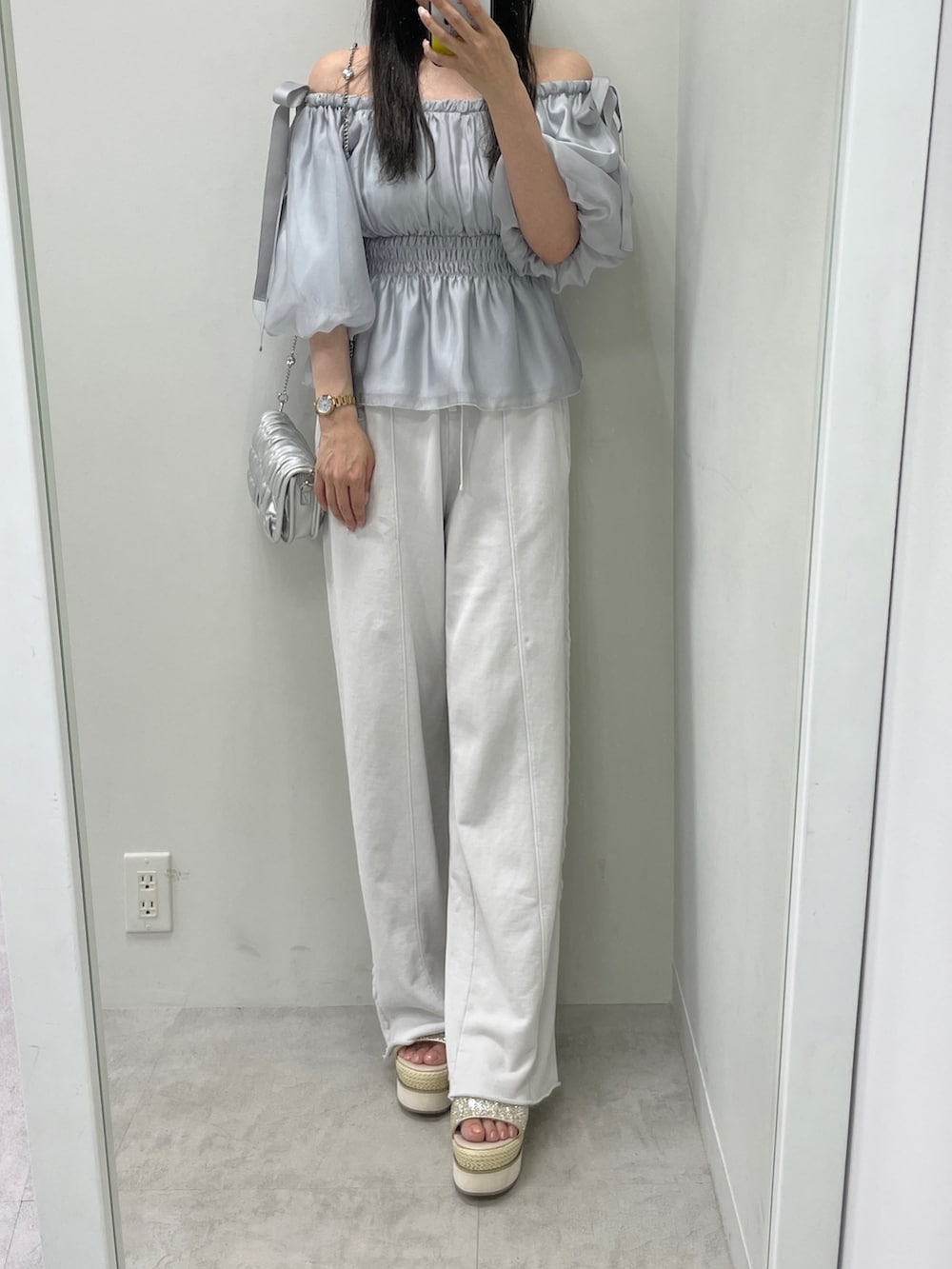 ブルー系のシャツ/ブラウス、グレー系のその他パンツ、シルバー系のショルダーバッグを着用したレディースの春コーディネートの3枚目の写真