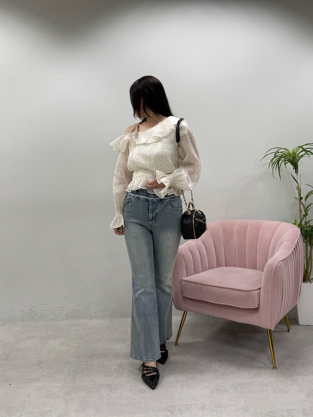 その他のシャツ/ブラウス、ブルー系のデニムパンツ、ブラック系のショルダーバッグを着用したレディースの春コーディネートの2枚目の写真
