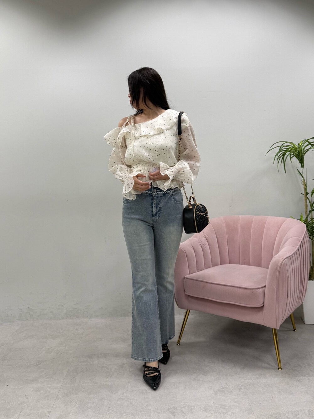 その他のシャツ/ブラウス、ブルー系のデニムパンツ、ブラック系のショルダーバッグを着用したレディースの春コーディネートの3枚目の写真