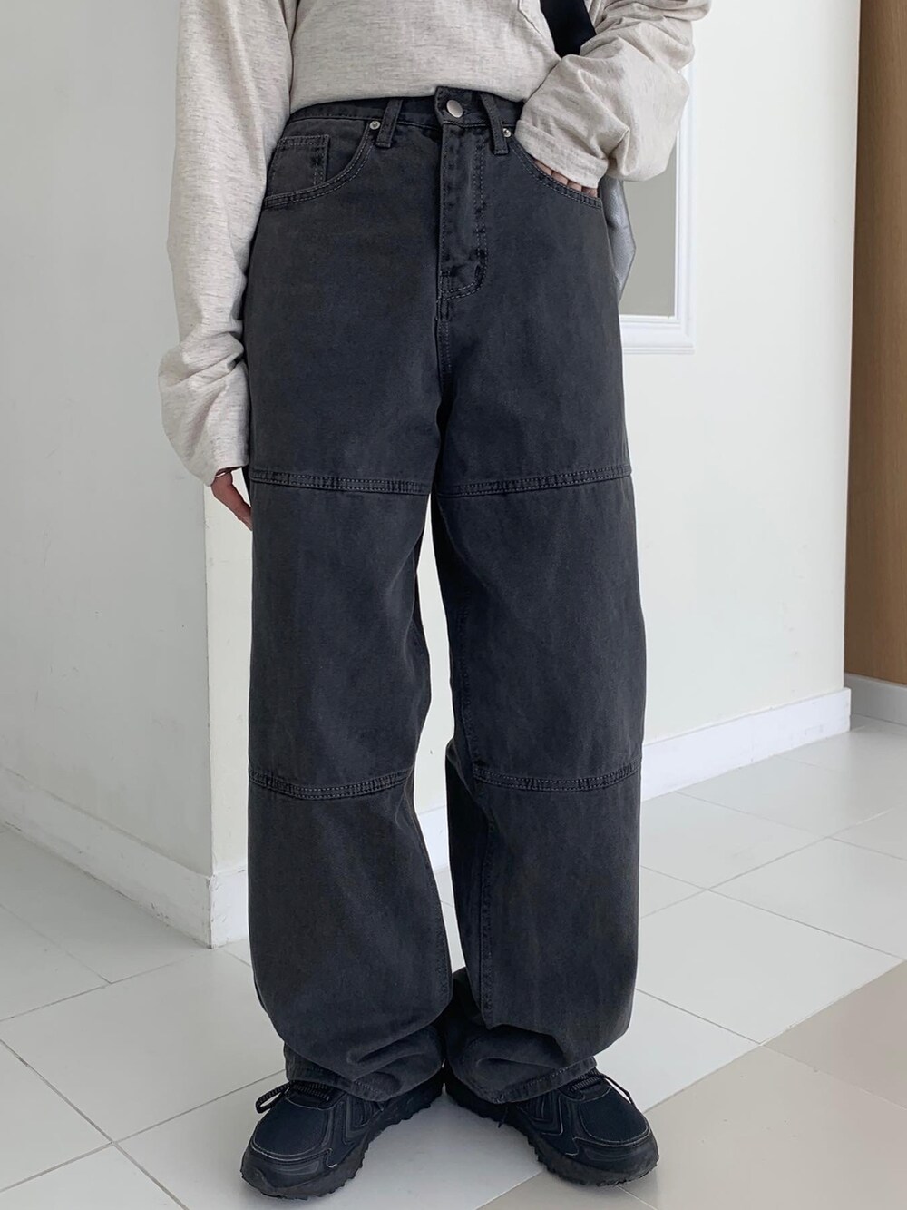 その他のその他パンツを着用したレディースの秋コーディネートの4枚目の写真