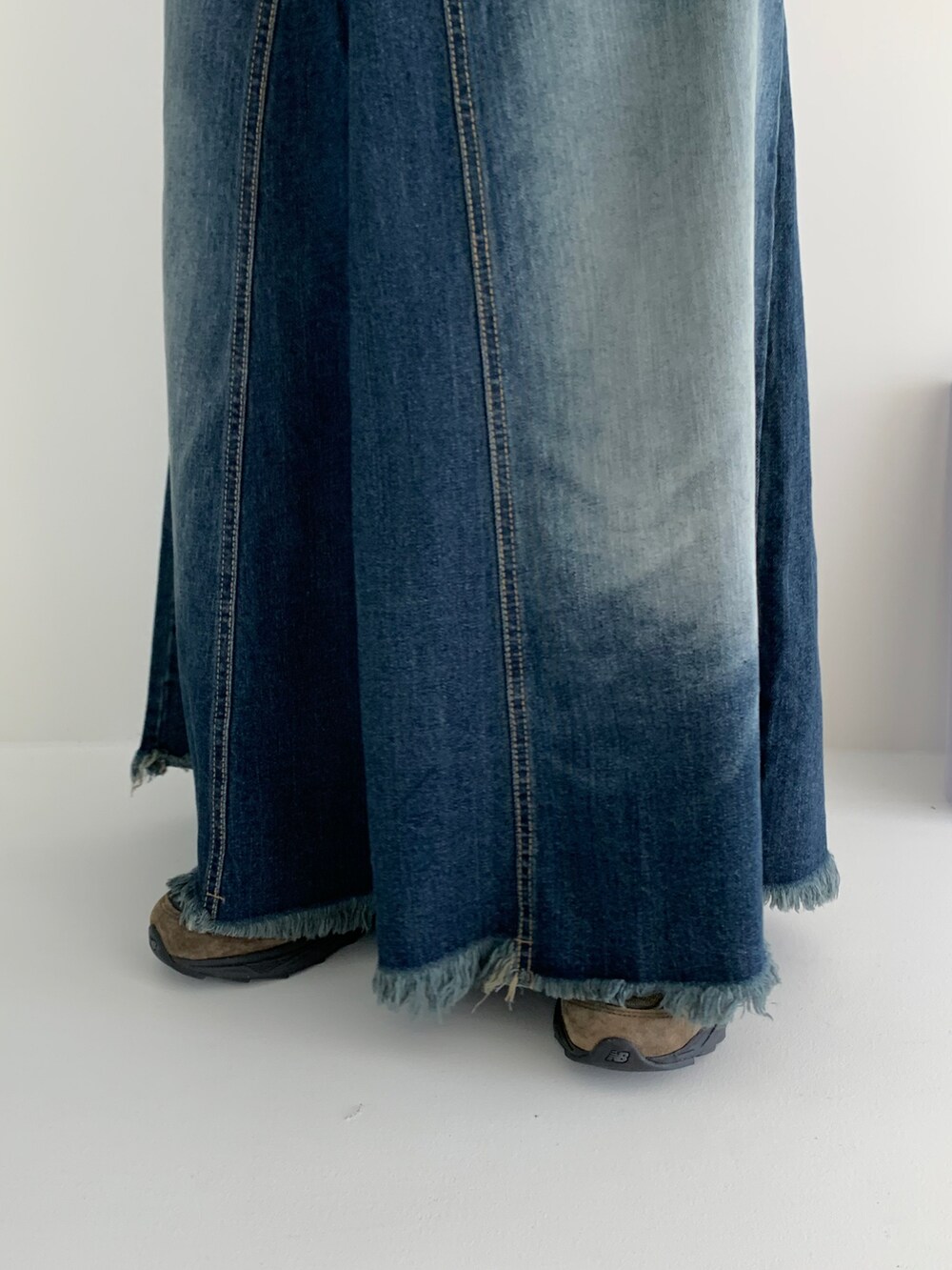 その他のデニムスカートを着用したレディースの夏コーディネートの4枚目の写真