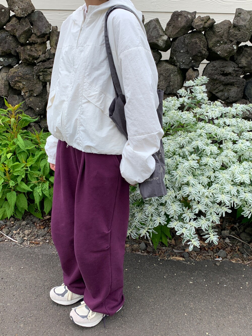 その他のパンツを着用したレディースの秋コーディネートの4枚目の写真