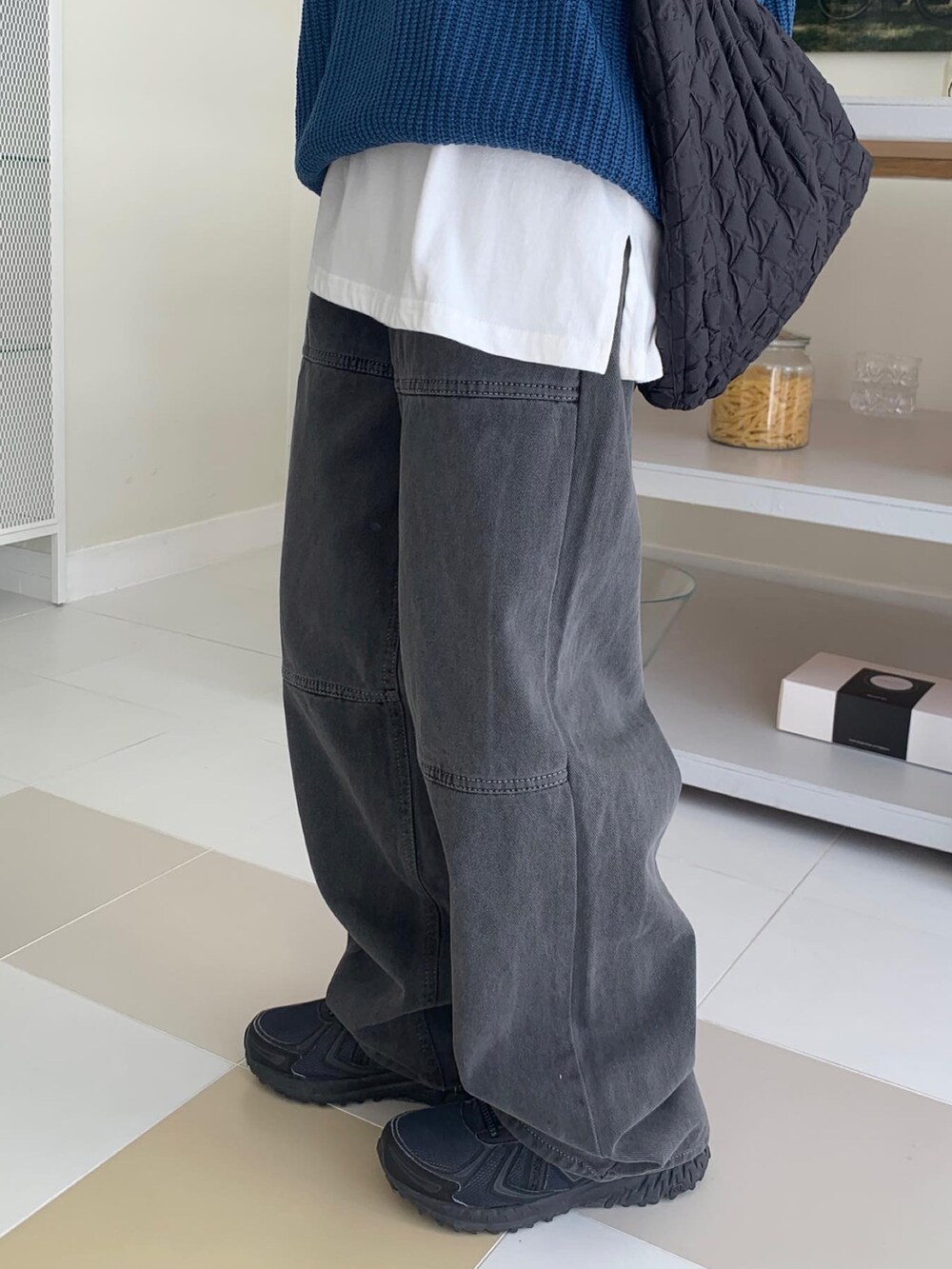 その他のその他パンツを着用したレディースの秋コーディネートの5枚目の写真