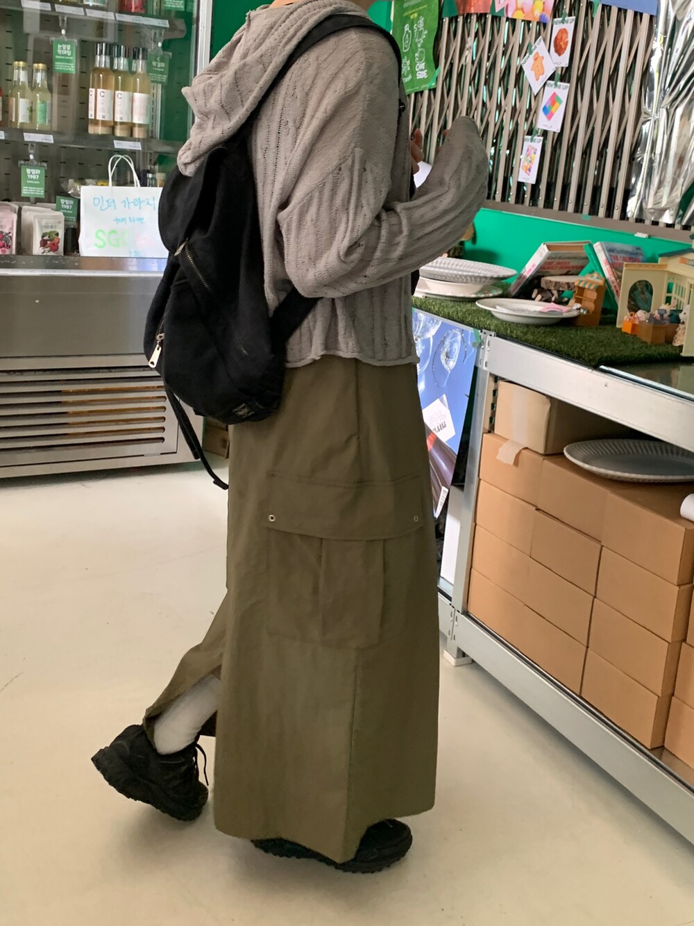 その他のカーゴパンツを着用したレディースの夏コーディネートの3枚目の写真