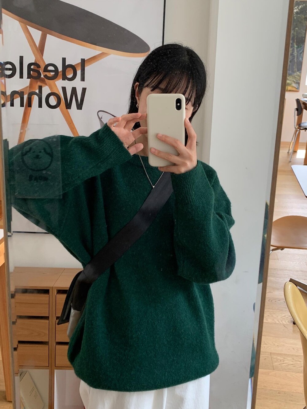 グリーン系のニット/セーターを着用したレディースの秋コーディネートの2枚目の写真