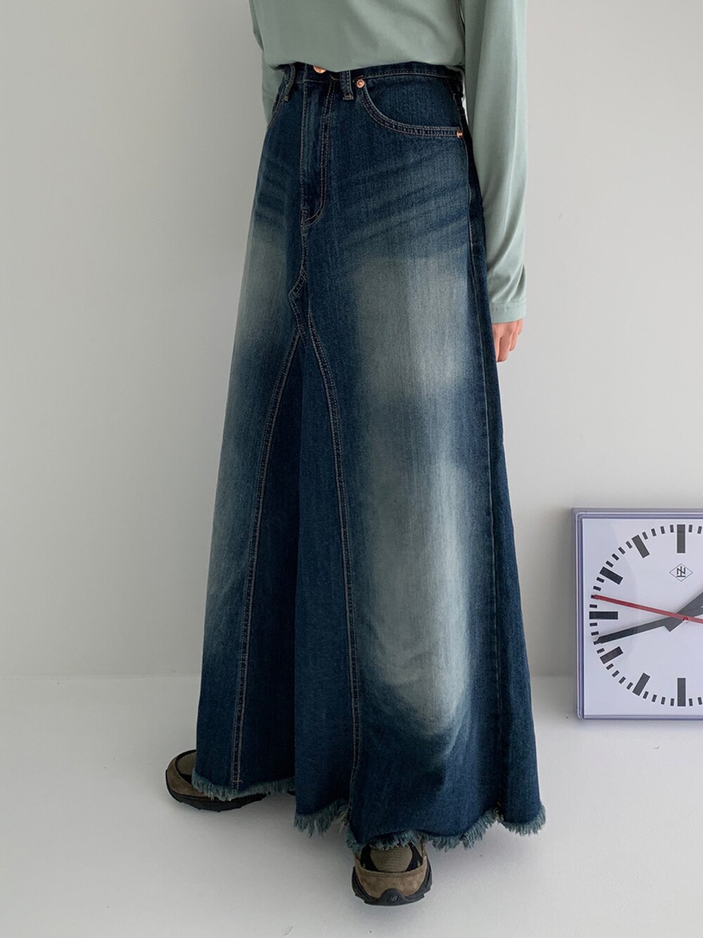 その他のデニムスカートを着用したレディースの夏コーディネートの3枚目の写真