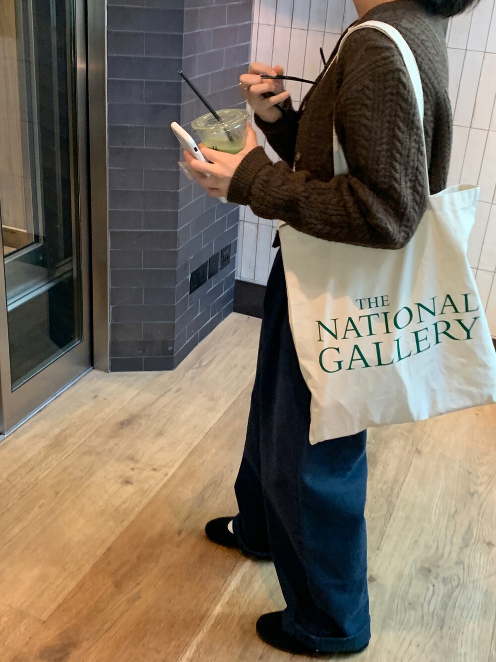 その他のパンツを着用したレディースの夏コーディネートの3枚目の写真