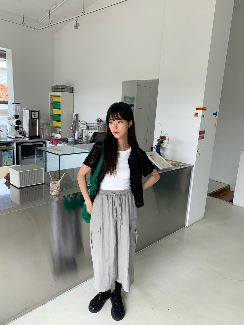 その他のカーゴパンツを着用したレディースの夏コーディネートの5枚目の写真