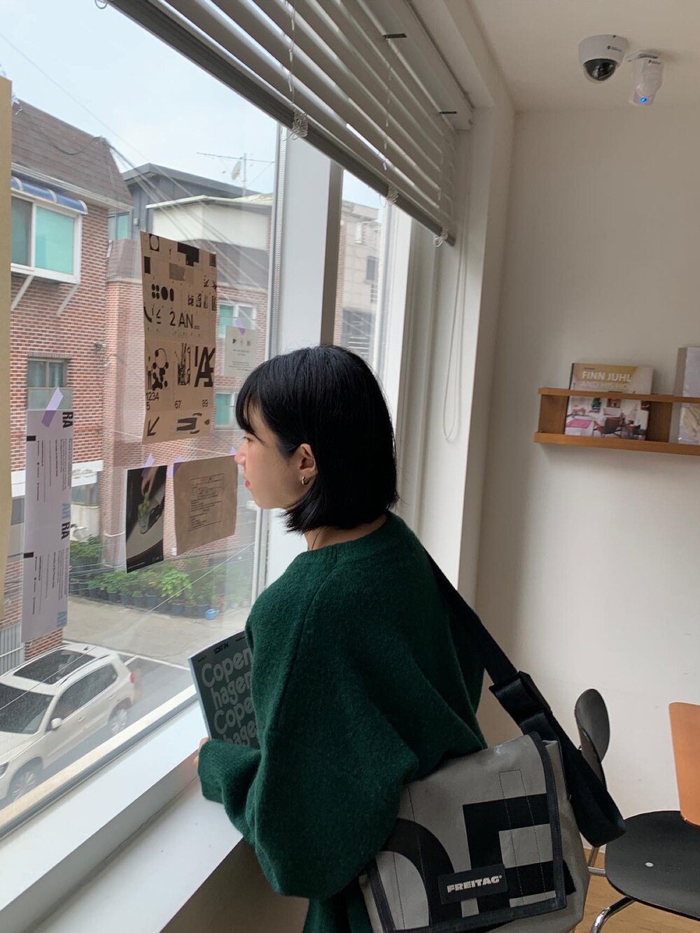 グリーン系のニット/セーターを着用したレディースの秋コーディネートの3枚目の写真