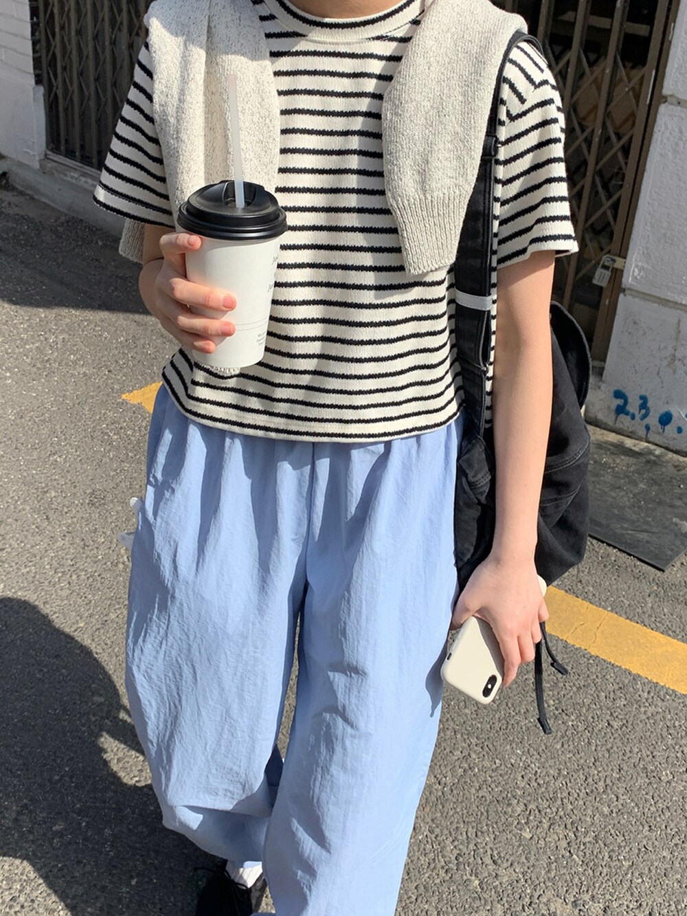 ブルー系のその他パンツを着用したレディースの春コーディネートの2枚目の写真