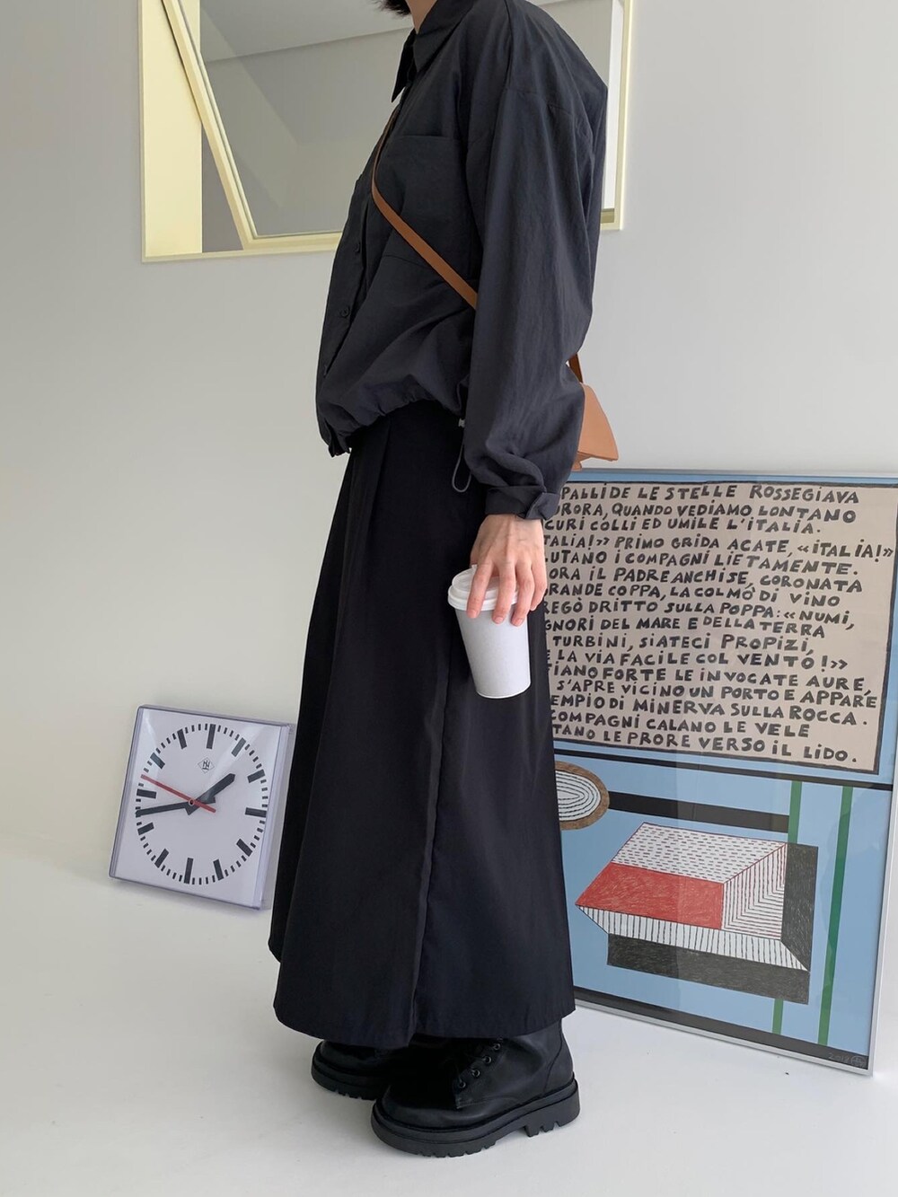 その他のスカートを着用したレディースの秋コーディネートの2枚目の写真