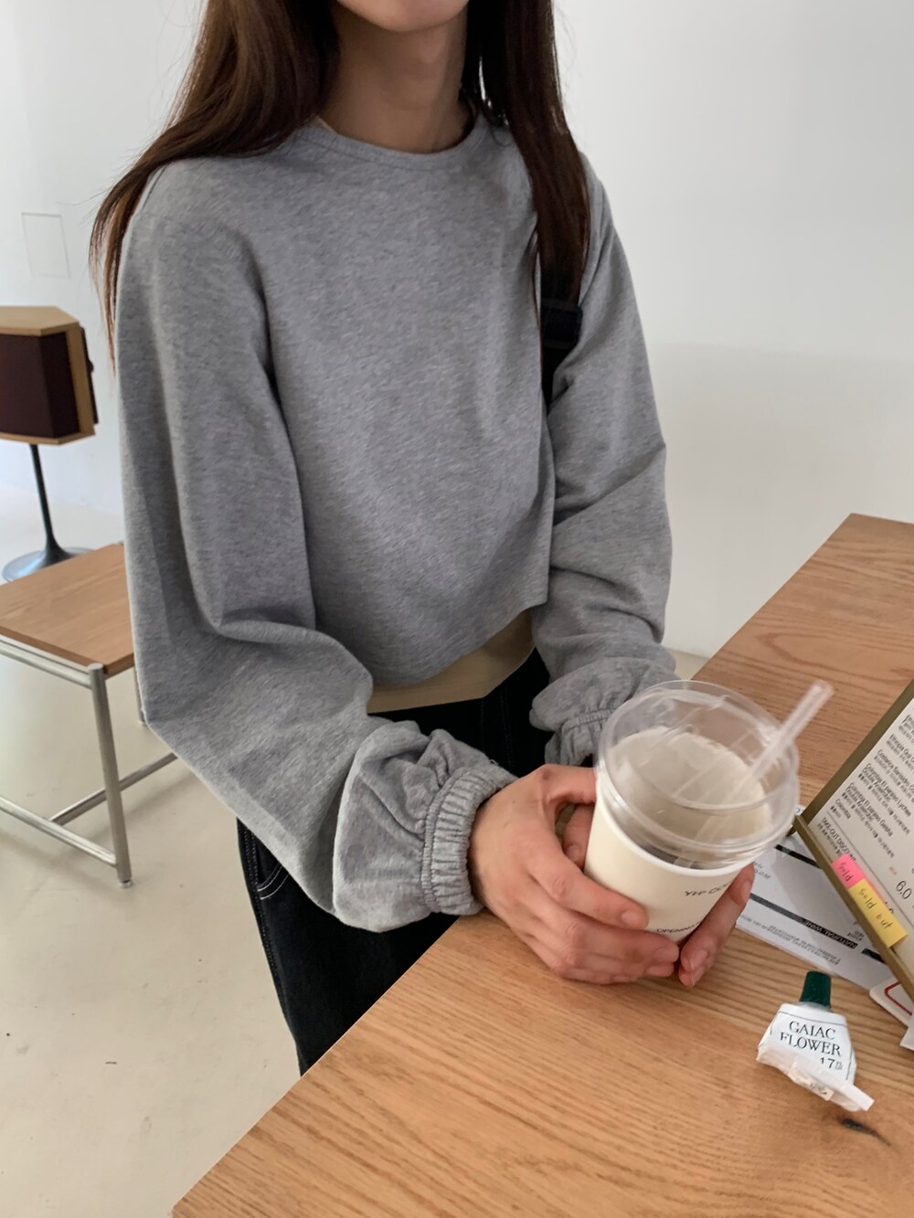 その他のトップスを着用したレディースの夏コーディネートの3枚目の写真