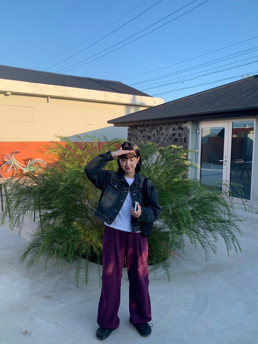 その他のパンツを着用したレディースの秋コーディネートの3枚目の写真