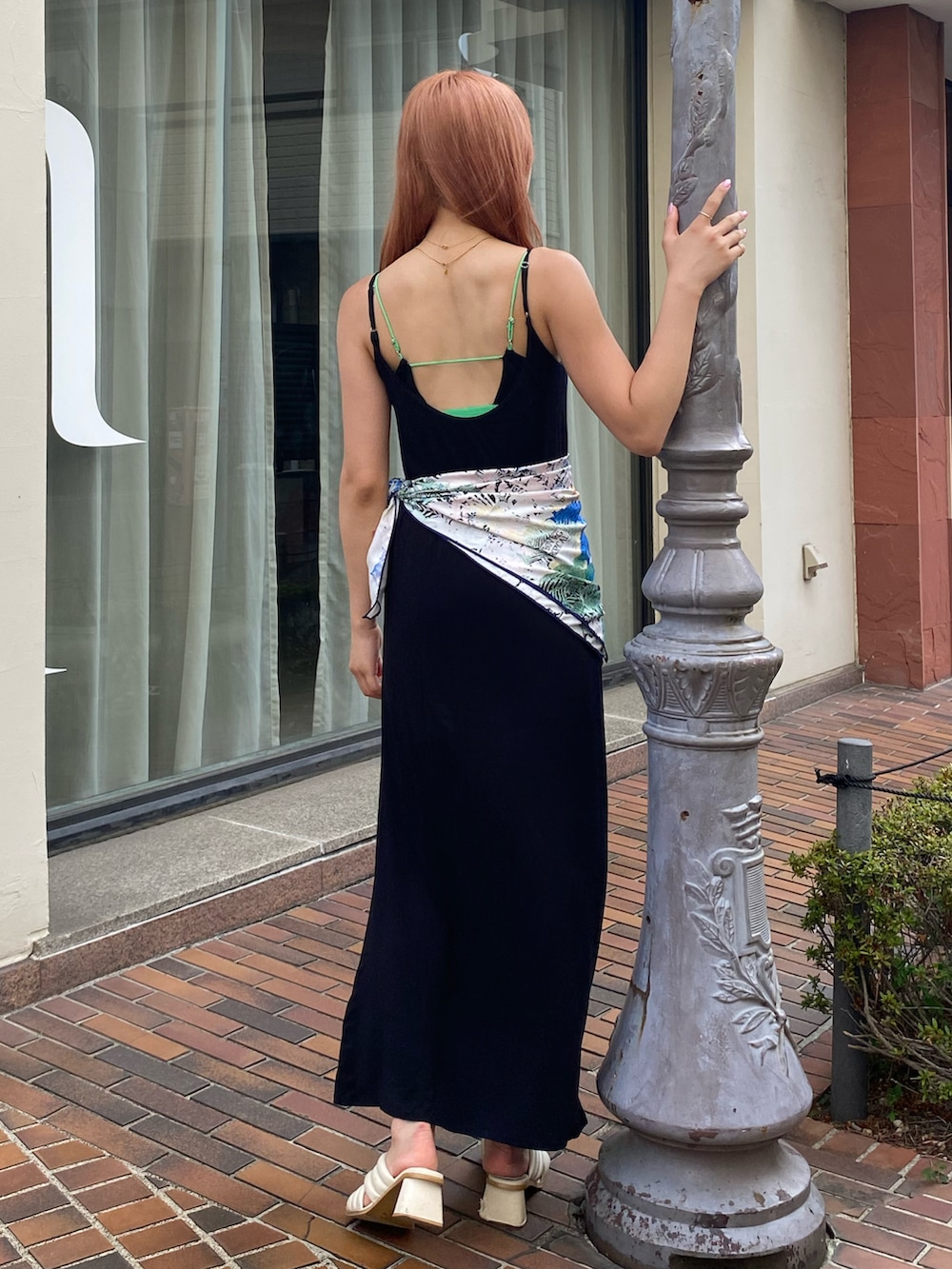 「ワンピース、ロングワンピース、ブラック、サンダル、夏コーデ、レイヤードスタイル、お出かけコーデ、スカーフ、シンプルコーデ、キャミワンピ、大人コーデ、きれいめカジュアル、アツいコーデ全部見せ」｜「e/rmの【e/rm】カップツキキャミワンピース（ワンピース、ブラック系）」を使った、miyu kaneko さん（骨格ストレート・レディース・160cm）の夏コーディネートの2枚目の写真
