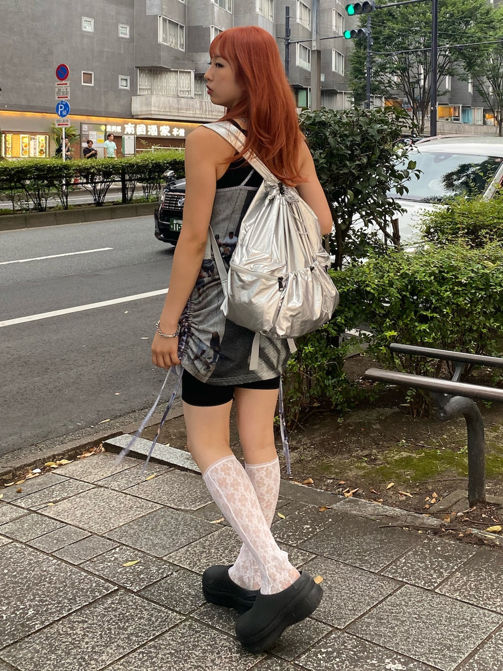 「ノースリーブ、キャミワンピ、レース、厚底シューズ、サボ、休日スタイル、夏コーデ、ワンピース、レイヤードスタイル、タンクトップ、ナップサック、服飾学生」｜「adidasのアディフォーム スタンスミス ミュール / Adifom Stan Smith Mule / 厚底サンダル / アディダスオリジナルス adidas Originals（サンダル、ブラック系）」を使った、miyu kaneko さん（骨格ストレート・レディース・160cm）の夏コーディネートの2枚目の写真