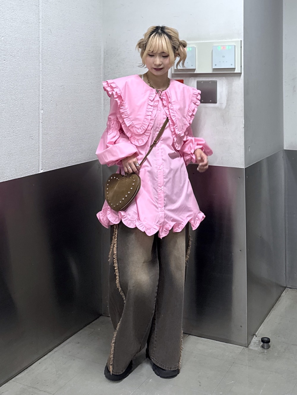 ホワイト系のワンピース、ブラウン系のデニムパンツを着用したレディースの春コーディネートの2枚目の写真