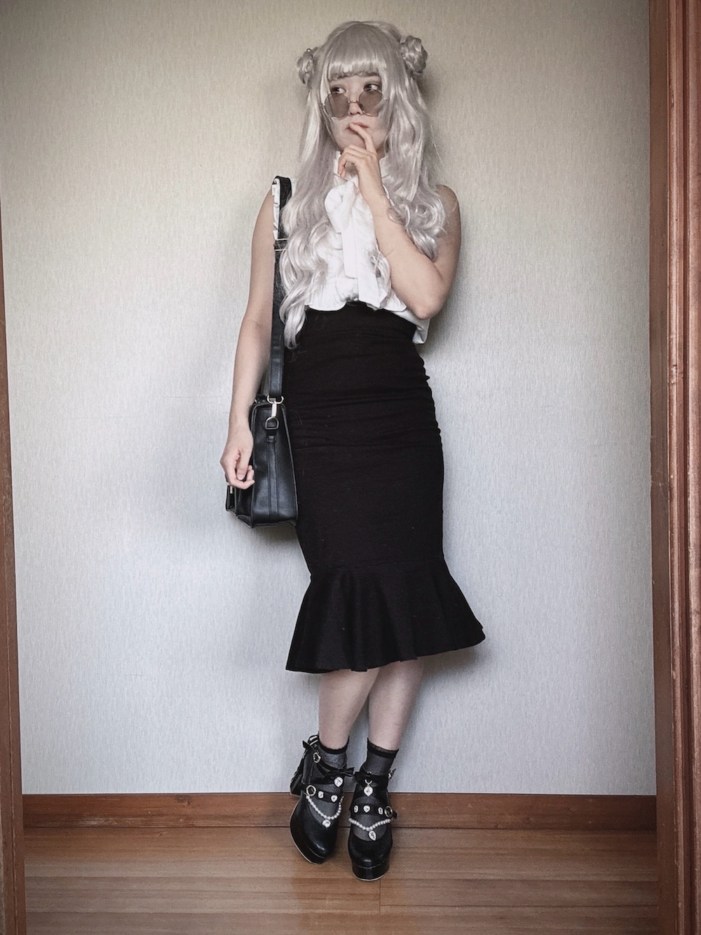 「モード系、モノクロコーデ、サングラススタイル」｜「evelynのアイテム（スカート、ブラック系）」を使った、すずらんさん（骨格ウェーブ・レディース・162cm）の春コーディネートの3枚目の写真