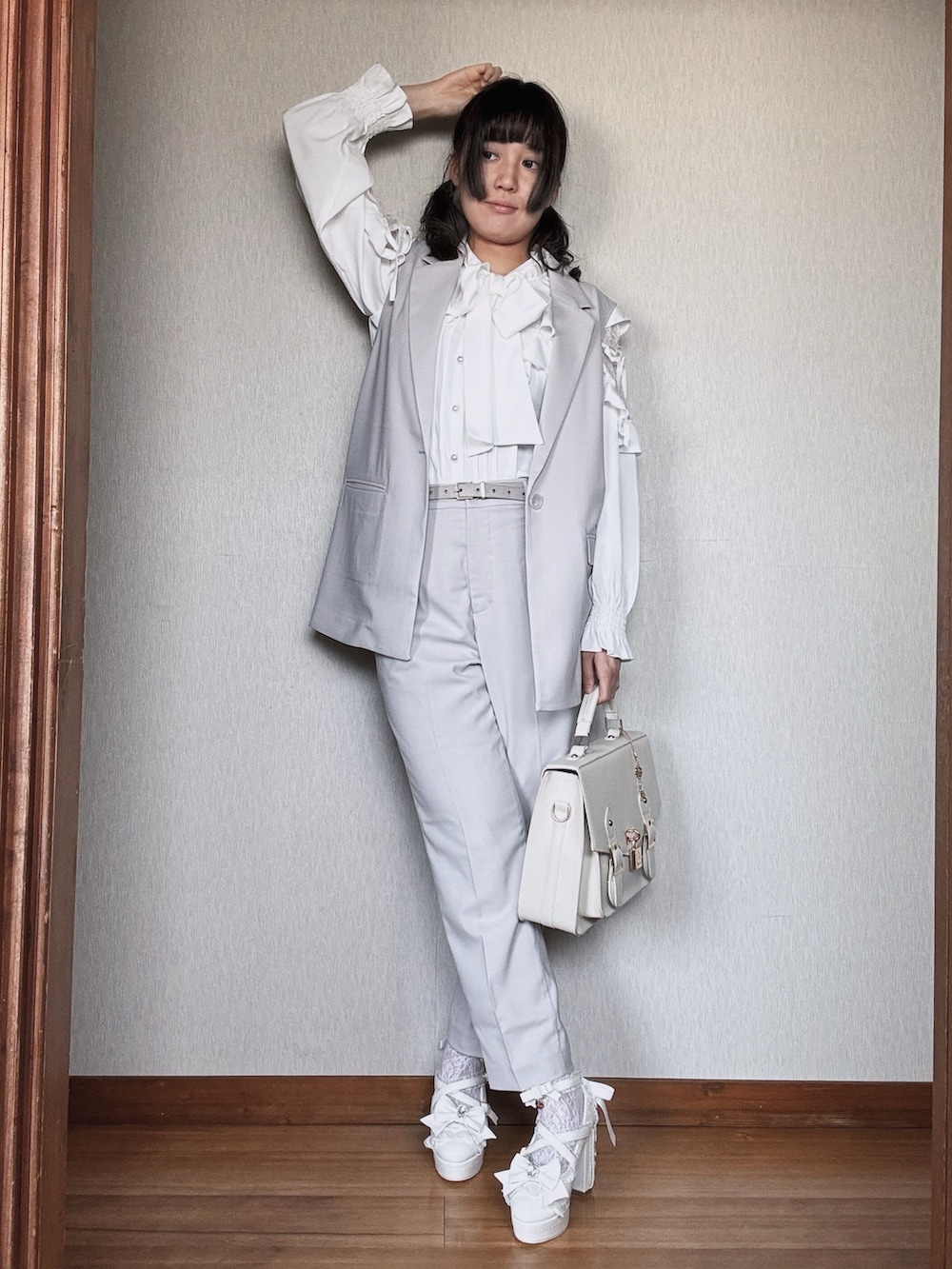 「モードガーリー、フェミニン、Honeys、DearMyLove、LIZLISA、amavel、お出かけコーデ、お仕事コーデ」｜「LIZ LISAのアイテム（パンプス、ホワイト系）」を使った、すずらんさん（骨格ウェーブ・レディース・162cm）の春コーディネートの3枚目の写真