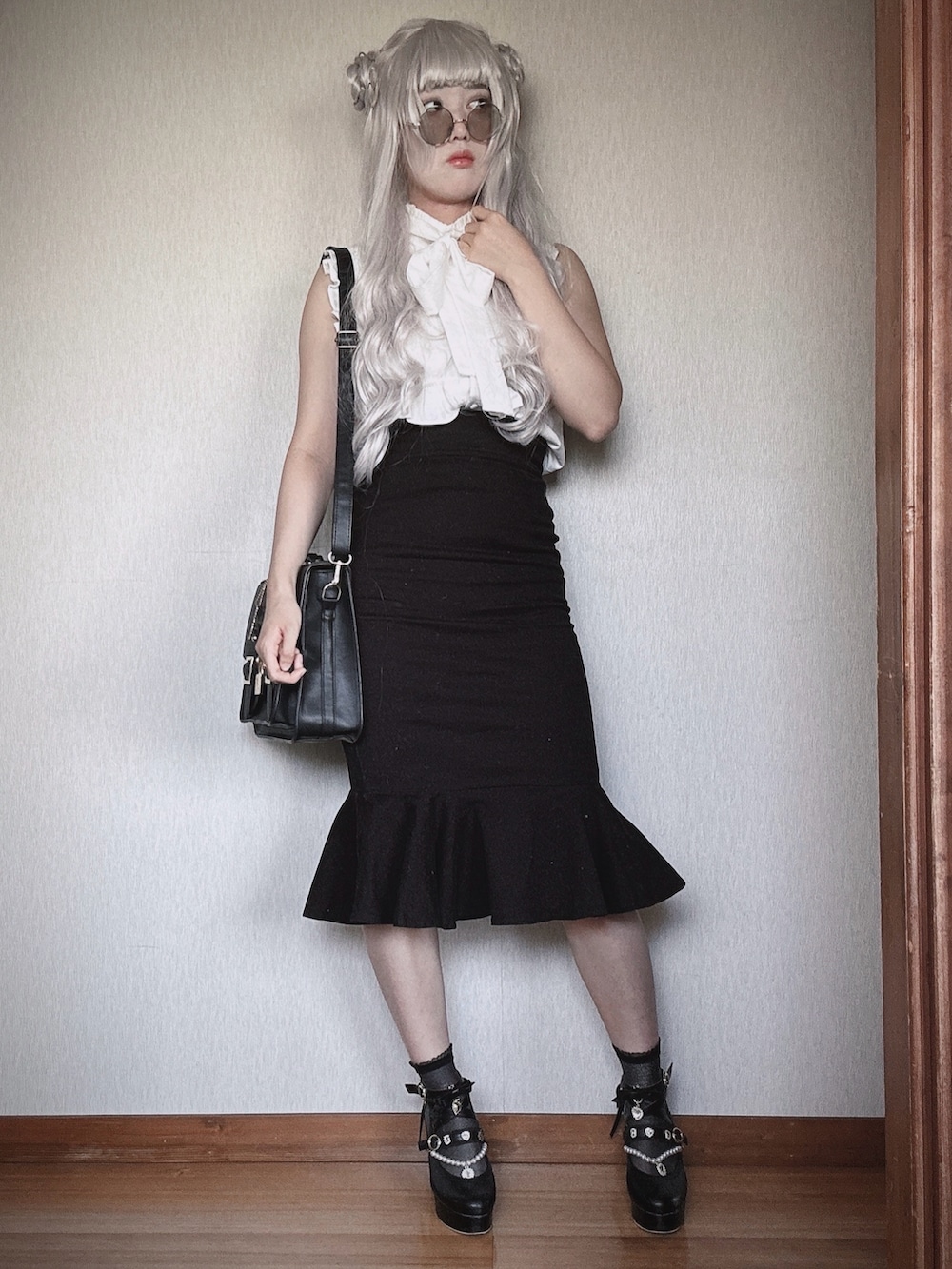 「モード系、モノクロコーデ、サングラススタイル」｜「evelynのアイテム（スカート、ブラック系）」を使った、すずらんさん（骨格ウェーブ・レディース・162cm）の春コーディネートの2枚目の写真