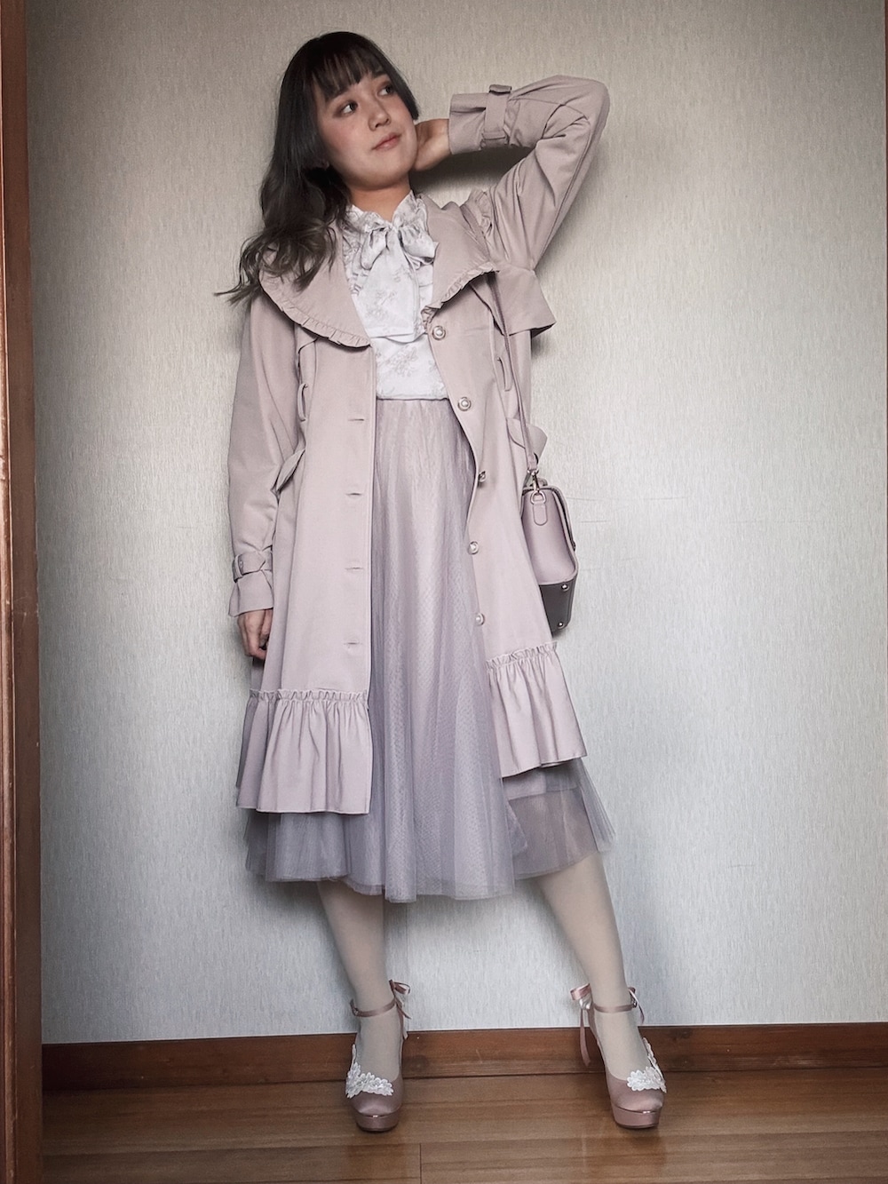「ピンクコーデ、淡色女子、フェミニンコーデ、ガーリーコーデ、大人ガーリー、春コーデ、ロマンティックコーデ、上品カジュアル」｜「GRLのアイテム（スカート、ピンク系）」を使った、すずらんさん（骨格ウェーブ・レディース・162cm）の冬コーディネートの2枚目の写真