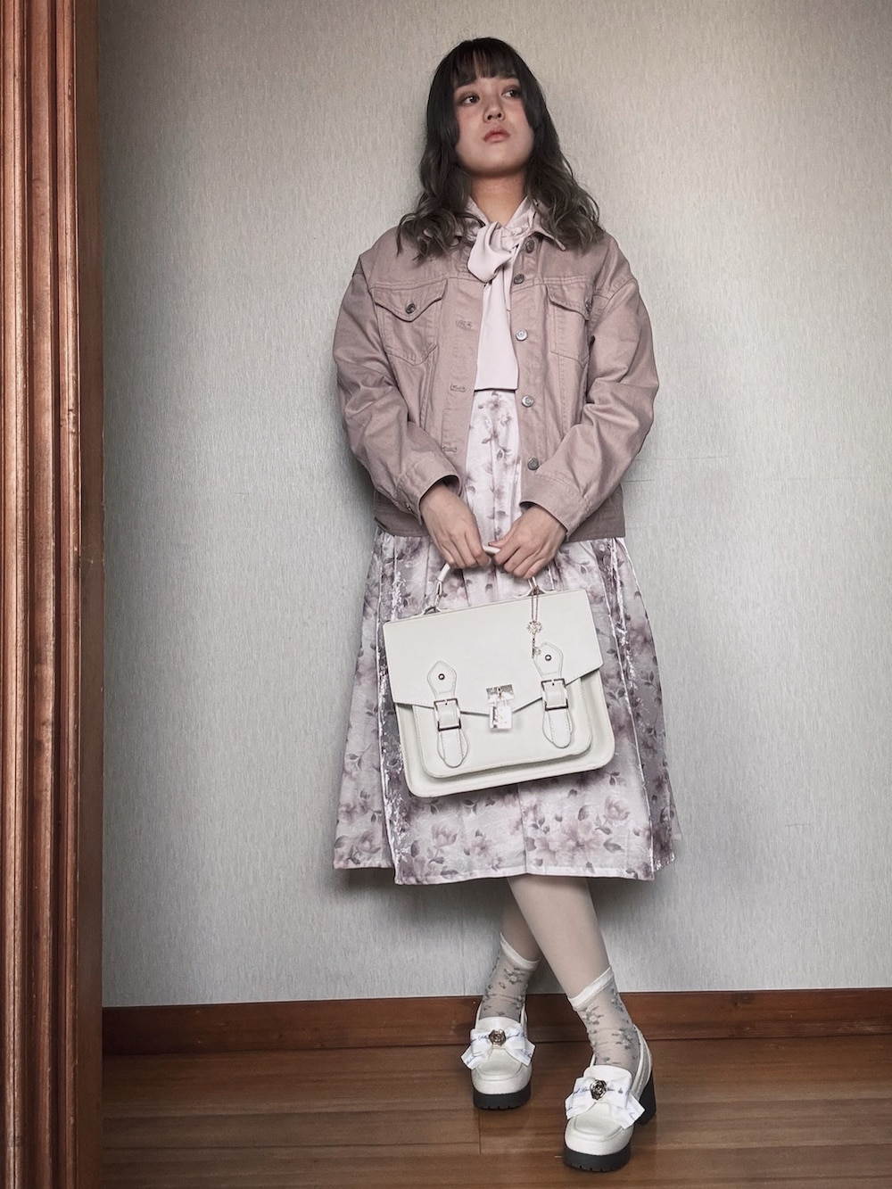 「ピンクコーデ、淡色女子、フェミニンコーデ、ガーリーコーデ、ロマンティックコーデ、上品カジュアル」｜「Amavelのアイテム（バックパック/リュック、ホワイト系）」を使った、すずらんさん（骨格ウェーブ・レディース・162cm）の冬コーディネートの3枚目の写真