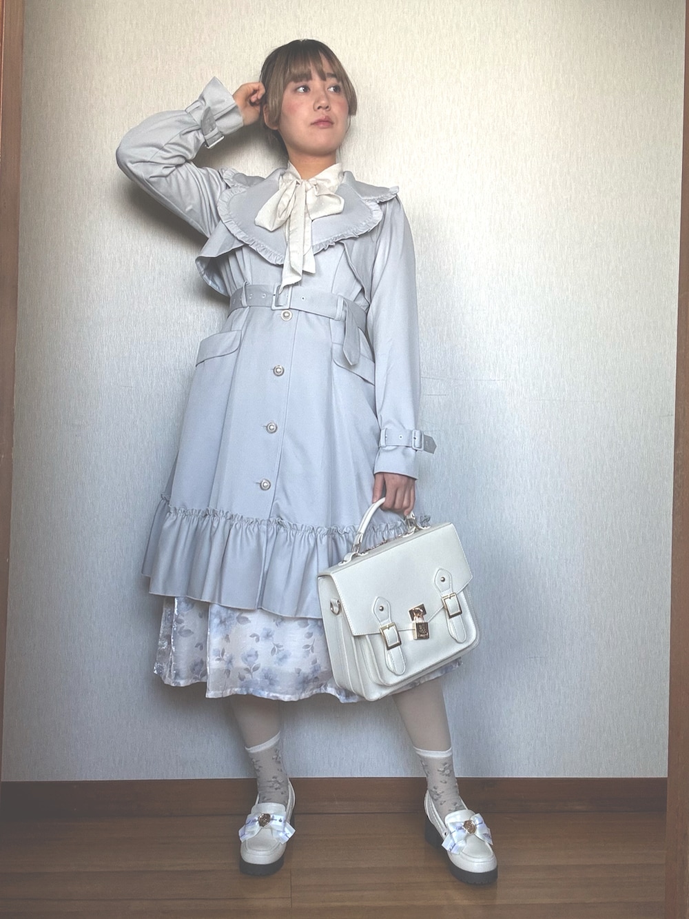 「春コーデ、フェミニン、ブルー x ホワイト、大人ガーリー、大人かわいい、プリンセスコーデ、デートコーデ、お出かけコーデ、amavel、toccocloset、Honeys」｜「Amavelのアイテム（バックパック/リュック、ホワイト系）」を使った、すずらんさん（骨格ウェーブ・レディース・162cm）の冬コーディネートの3枚目の写真