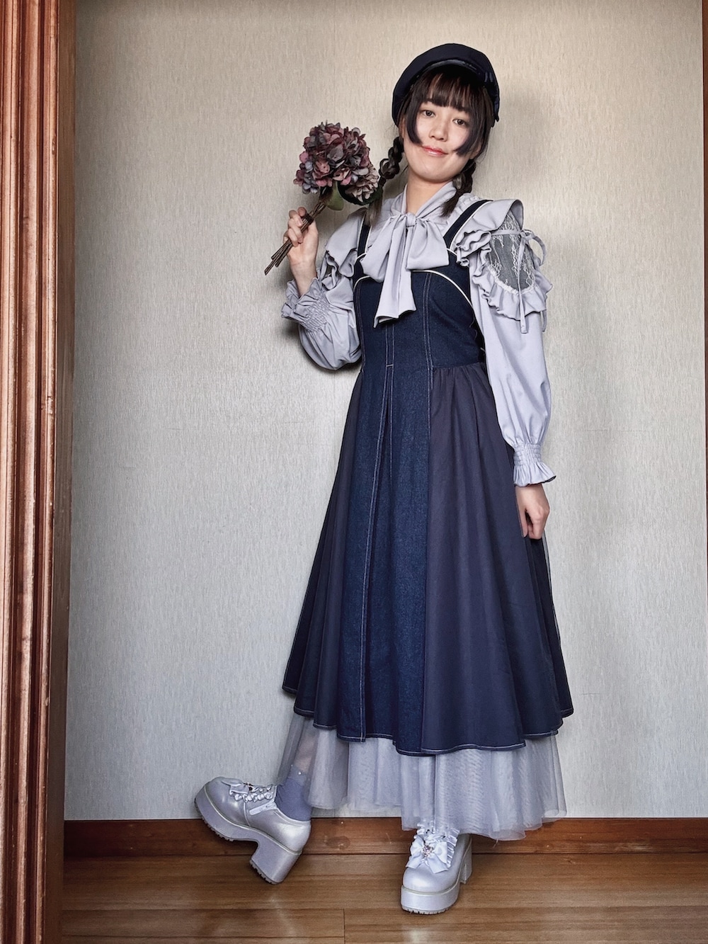 「ネイビー、ブルーグレー、フェミニンコーデ、ガーリーコーデ、デートコーデ、お出かけコーデ、休日コーデ、春めき満開コーデ」｜「GAL FITのアイテム（ジャンパースカート、ブルー系）」を使った、すずらんさん（骨格ウェーブ・レディース・162cm）の春コーディネートの4枚目の写真