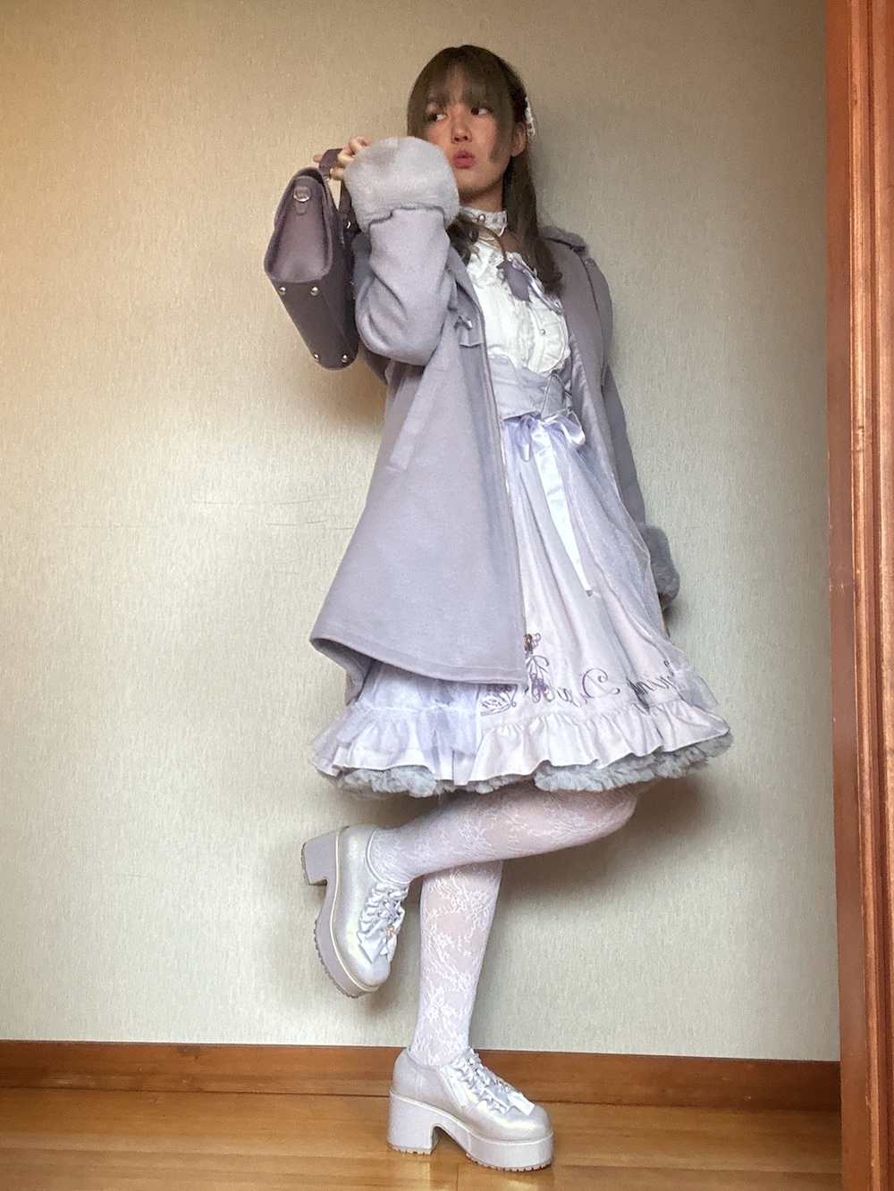 「冬コーデ、ラベンダーカラー、デートコーデ、お出かけコーデ」｜「Amavelのアイテム（シャツ/ブラウス、ホワイト系）」を使った、すずらんさん（骨格ウェーブ・レディース・162cm）の秋コーディネートの5枚目の写真