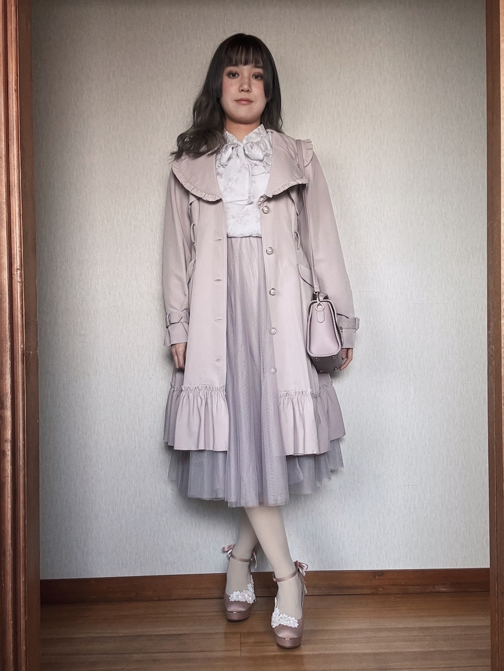 「ピンクコーデ、淡色女子、フェミニンコーデ、ガーリーコーデ、大人ガーリー、春コーデ、ロマンティックコーデ、上品カジュアル」｜「GRLのアイテム（スカート、ピンク系）」を使った、すずらんさん（骨格ウェーブ・レディース・162cm）の冬コーディネートの3枚目の写真
