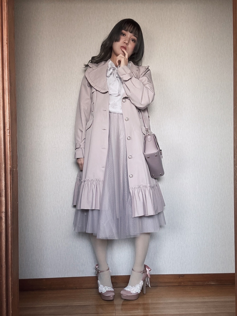 「ピンクコーデ、淡色女子、フェミニンコーデ、ガーリーコーデ、大人ガーリー、春コーデ、ロマンティックコーデ、上品カジュアル」｜「GRLのアイテム（スカート、ピンク系）」を使った、すずらんさん（骨格ウェーブ・レディース・162cm）の冬コーディネートの5枚目の写真