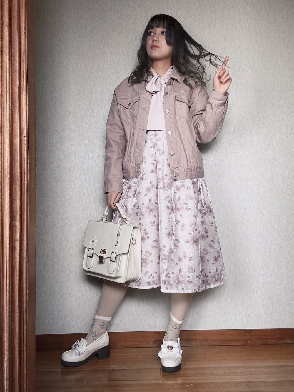 「ピンクコーデ、淡色女子、フェミニンコーデ、ガーリーコーデ、ロマンティックコーデ、上品カジュアル」｜「Amavelのアイテム（バックパック/リュック、ホワイト系）」を使った、すずらんさん（骨格ウェーブ・レディース・162cm）の冬コーディネートの4枚目の写真