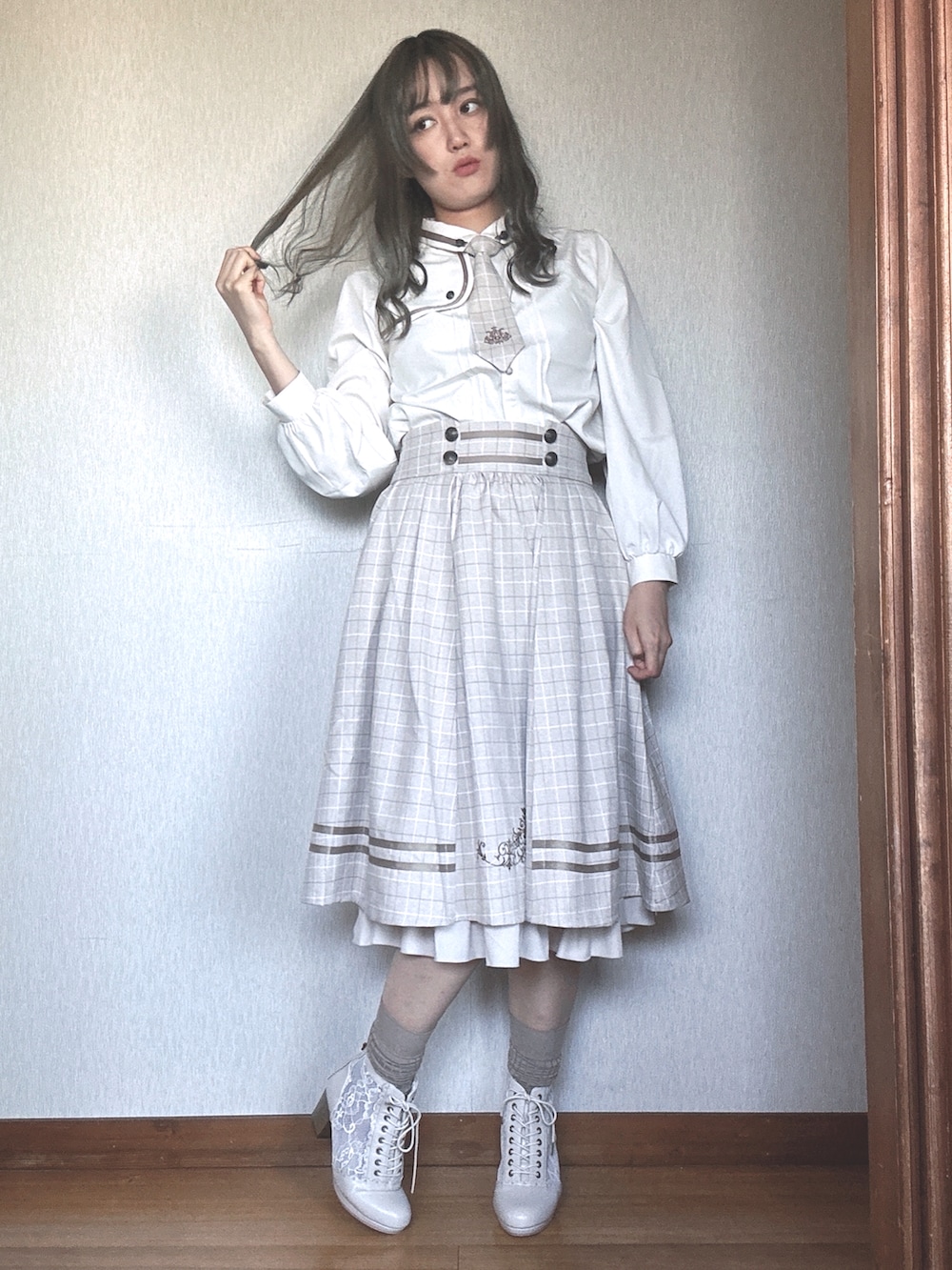 「秋っぽコーデ更新中、チェック、デートコーデ、おでかけコーデ、ベージュ」｜「axes femmeのハイウエストチェック柄スカート（スカート、ベージュ系）」を使った、すずらんさん（骨格ウェーブ・レディース・162cm）の秋コーディネートの3枚目の写真
