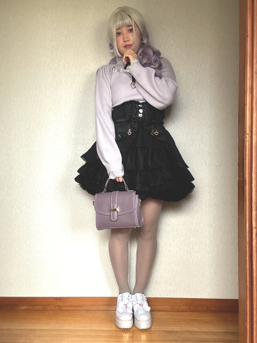 「ROJITAのハートチャームデコルテ開きニット（ニット/セーター、グレー系）」を使った、すずらんさん（骨格ウェーブ・レディース・162cm）の秋コーディネートの3枚目の写真