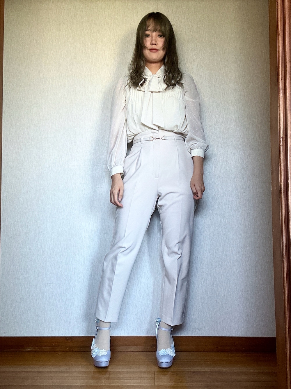 「ホワイトコーデ」｜「tocco closetのアイテム（シャツ/ブラウス、ベージュ系）」を使った、すずらんさん（骨格ウェーブ・レディース・162cm）の秋コーディネートの2枚目の写真